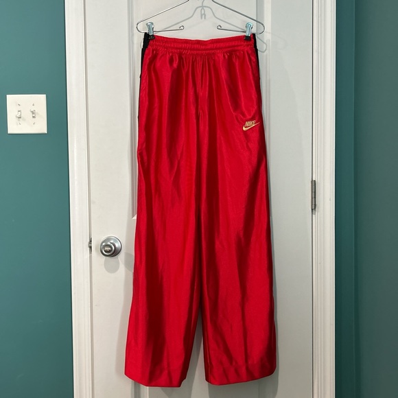 Nike Women’s Red Icon Clash Popper Pants Size Small NEW NWT - Picture 2 of 9